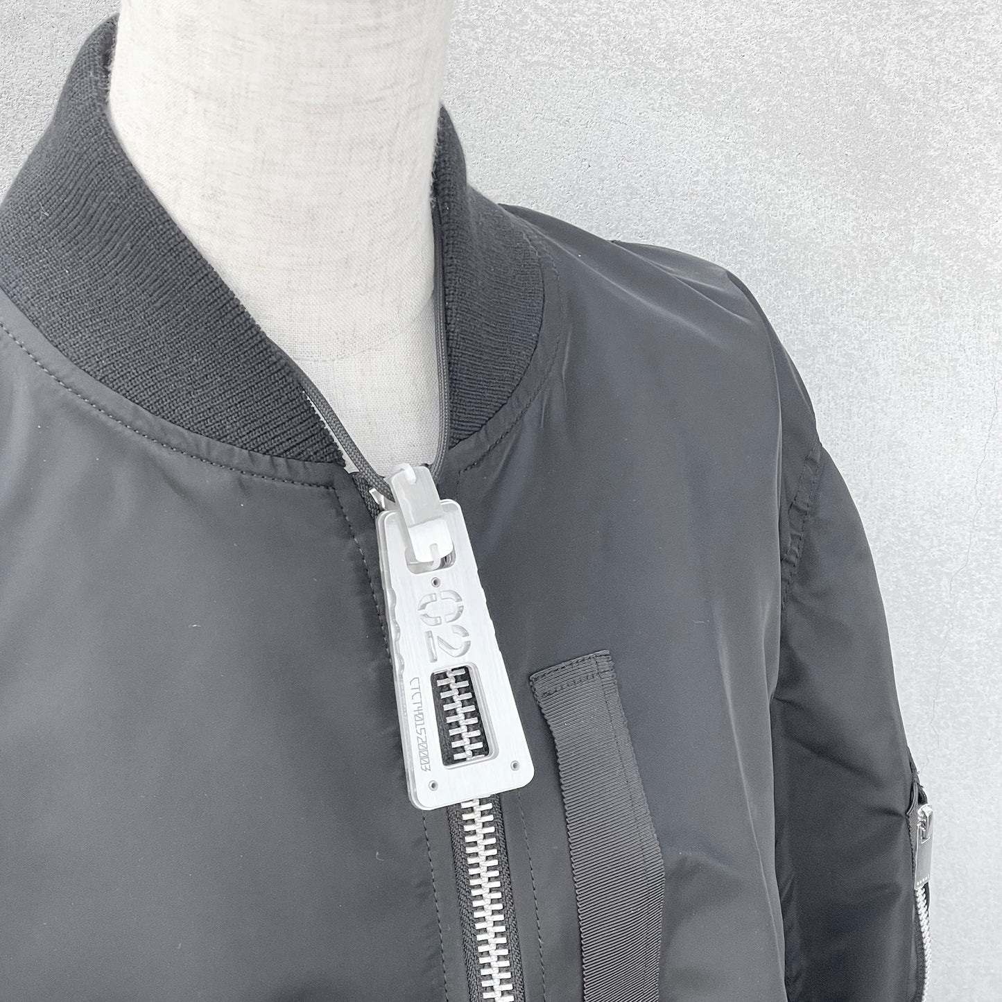 Giga Zipper Pull