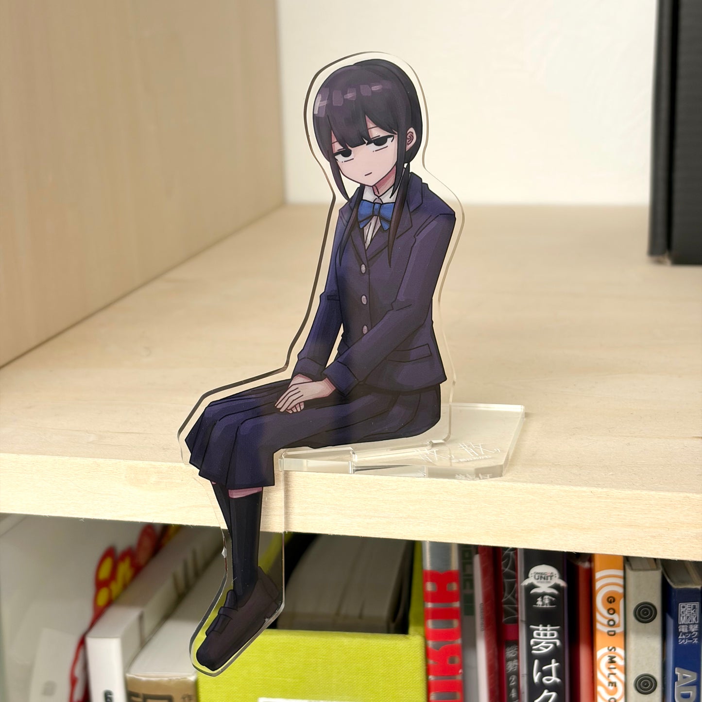 「散り散り」座るアクリルスタンド